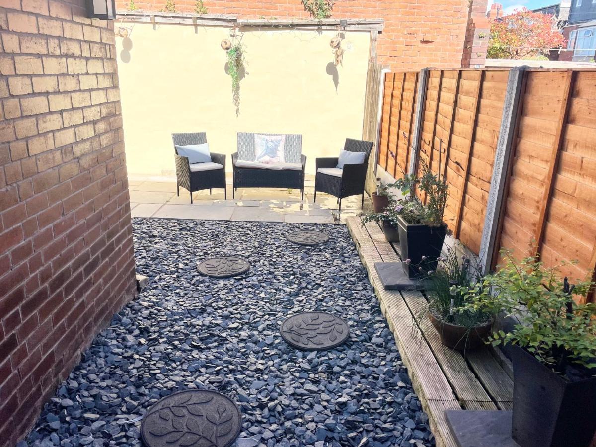 Entire Holiday Home In Blackpool With Free Parking And A Private Patio Garden מראה חיצוני תמונה