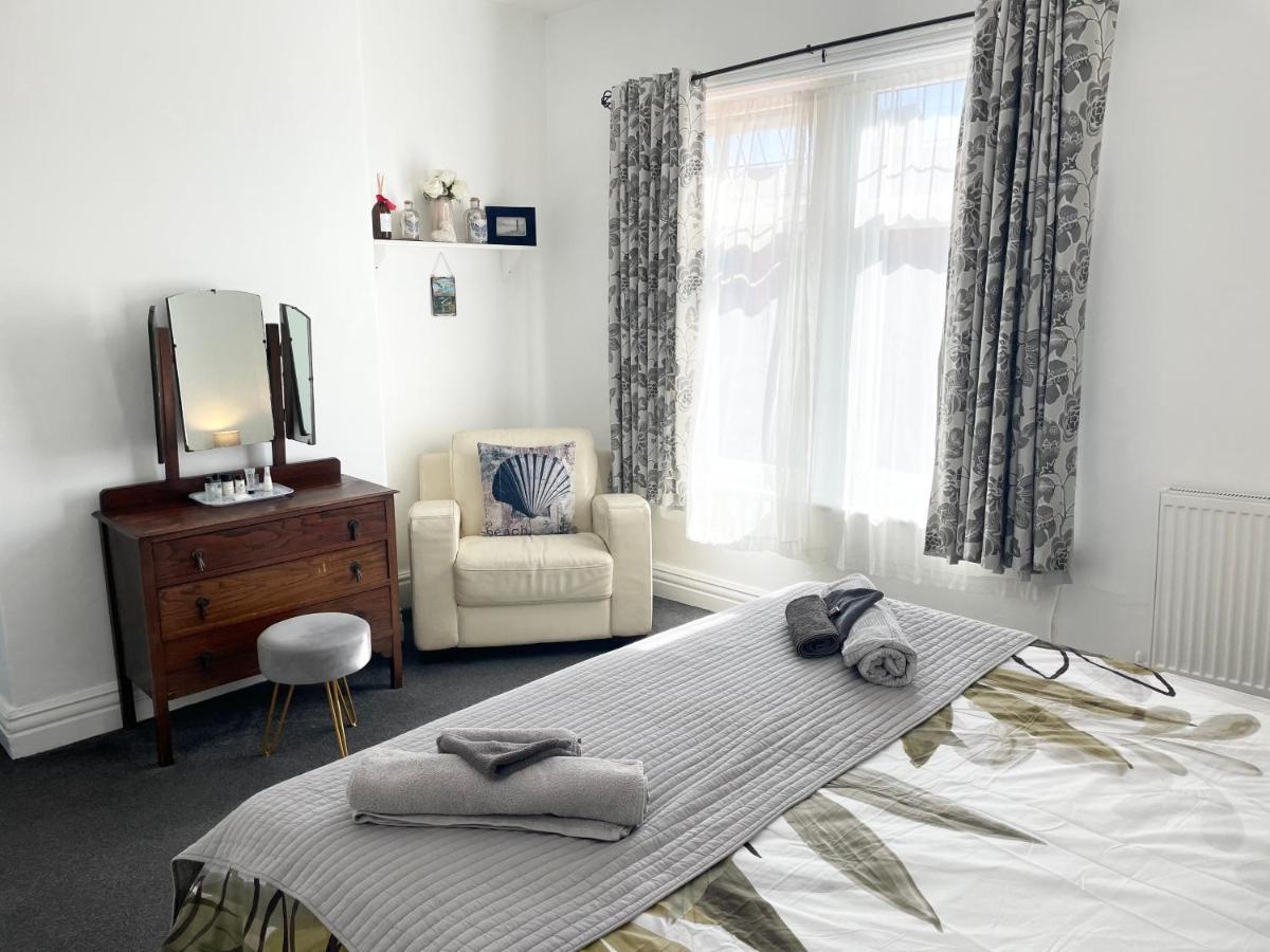 Entire Holiday Home In Blackpool With Free Parking And A Private Patio Garden מראה חיצוני תמונה