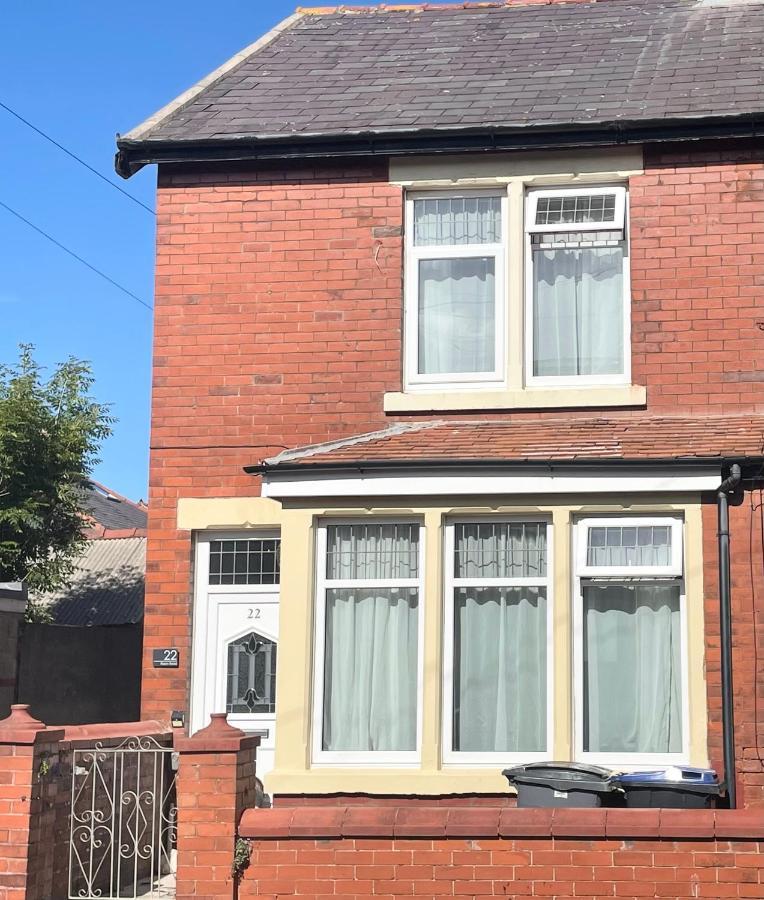 Entire Holiday Home In Blackpool With Free Parking And A Private Patio Garden מראה חיצוני תמונה