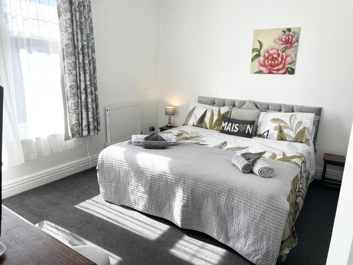 Entire Holiday Home In Blackpool With Free Parking And A Private Patio Garden מראה חיצוני תמונה
