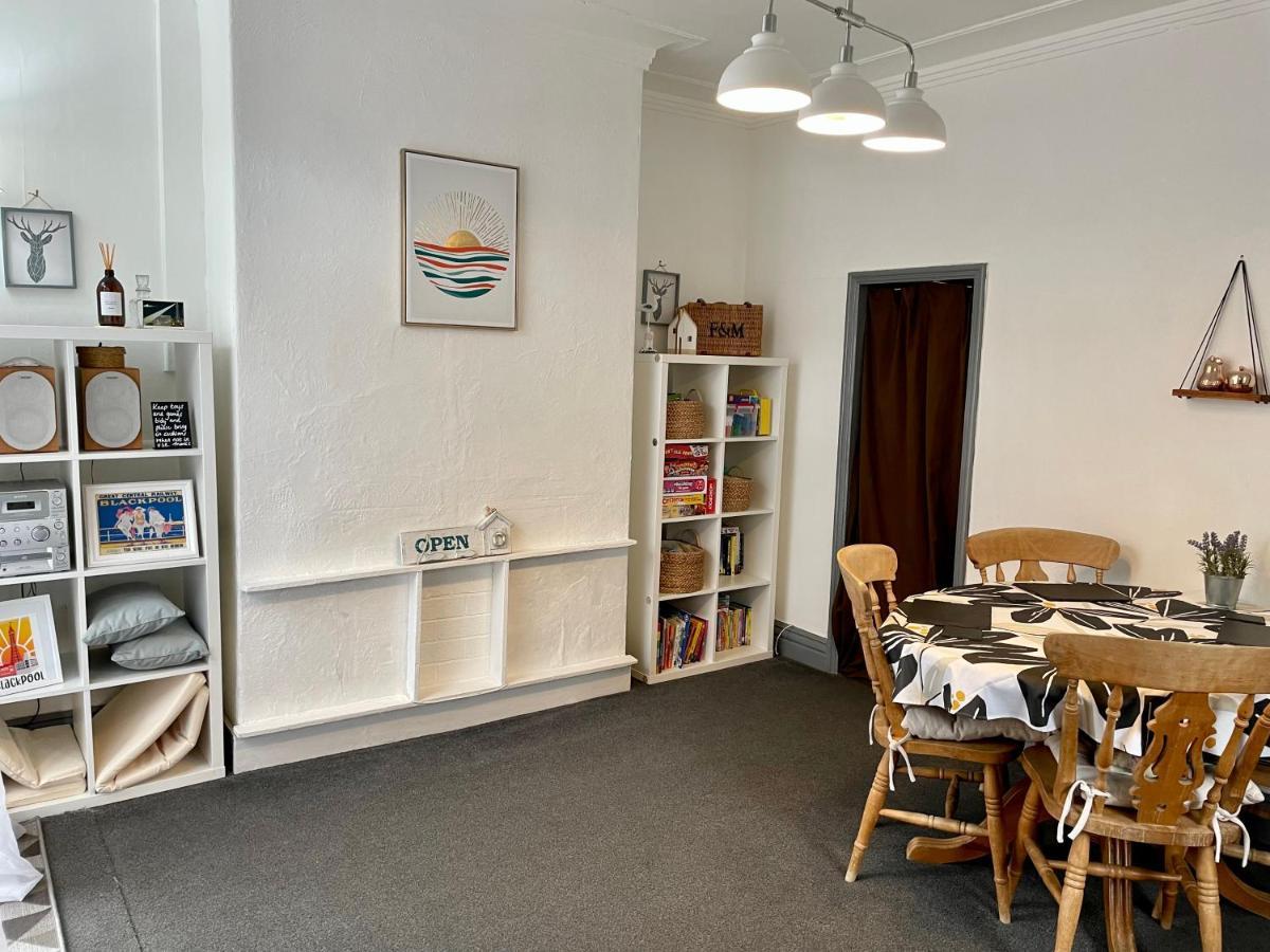 Entire Holiday Home In Blackpool With Free Parking And A Private Patio Garden מראה חיצוני תמונה
