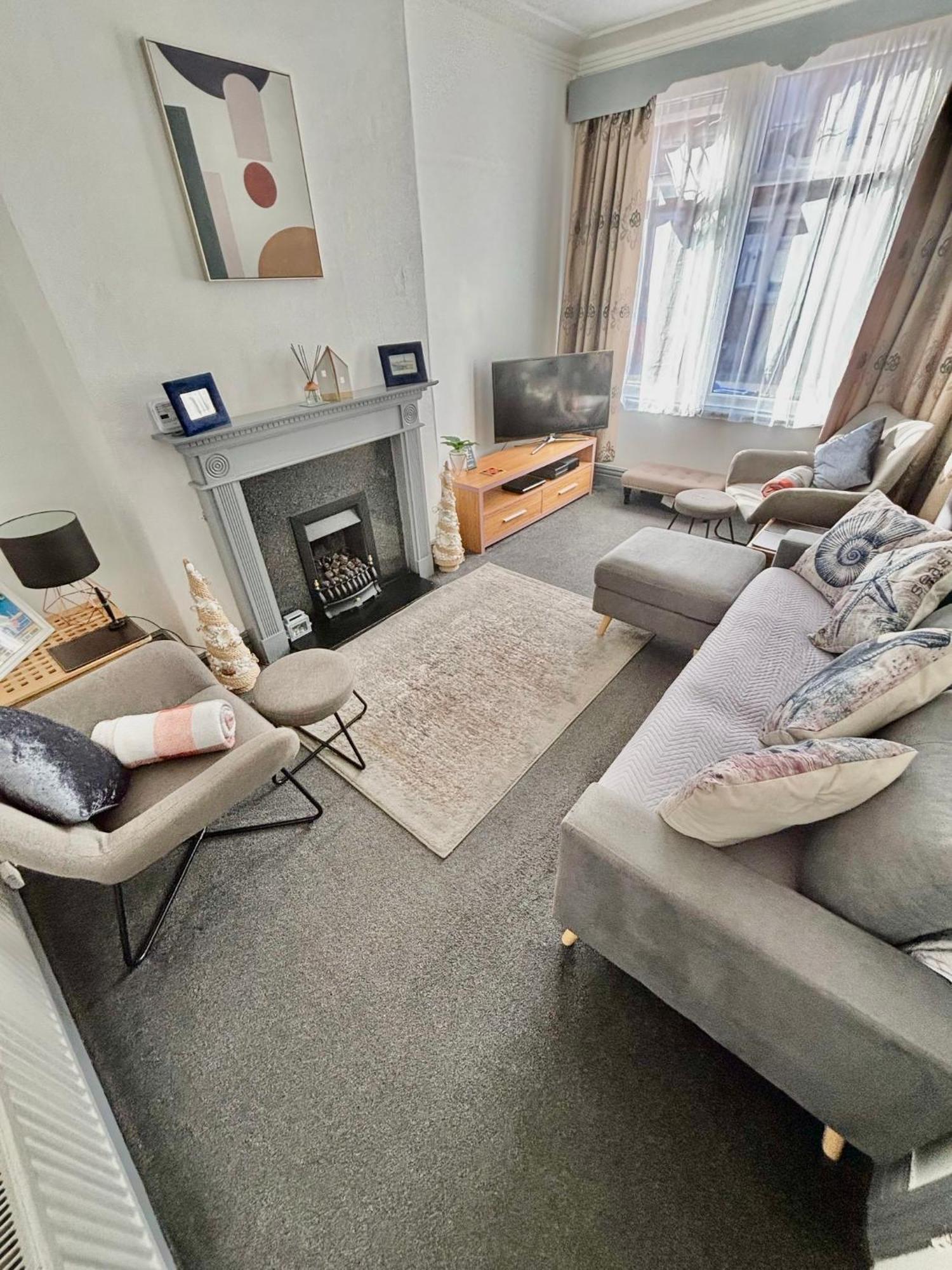 Entire Holiday Home In Blackpool With Free Parking And A Private Patio Garden מראה חיצוני תמונה